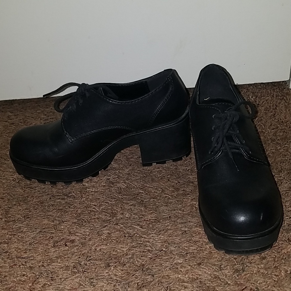 Black heel shoes